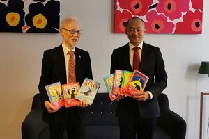 Japans ambassadör Noke Masaki lämnar över böcker till böcker till universitetslektor Shinichiro Ishihara.