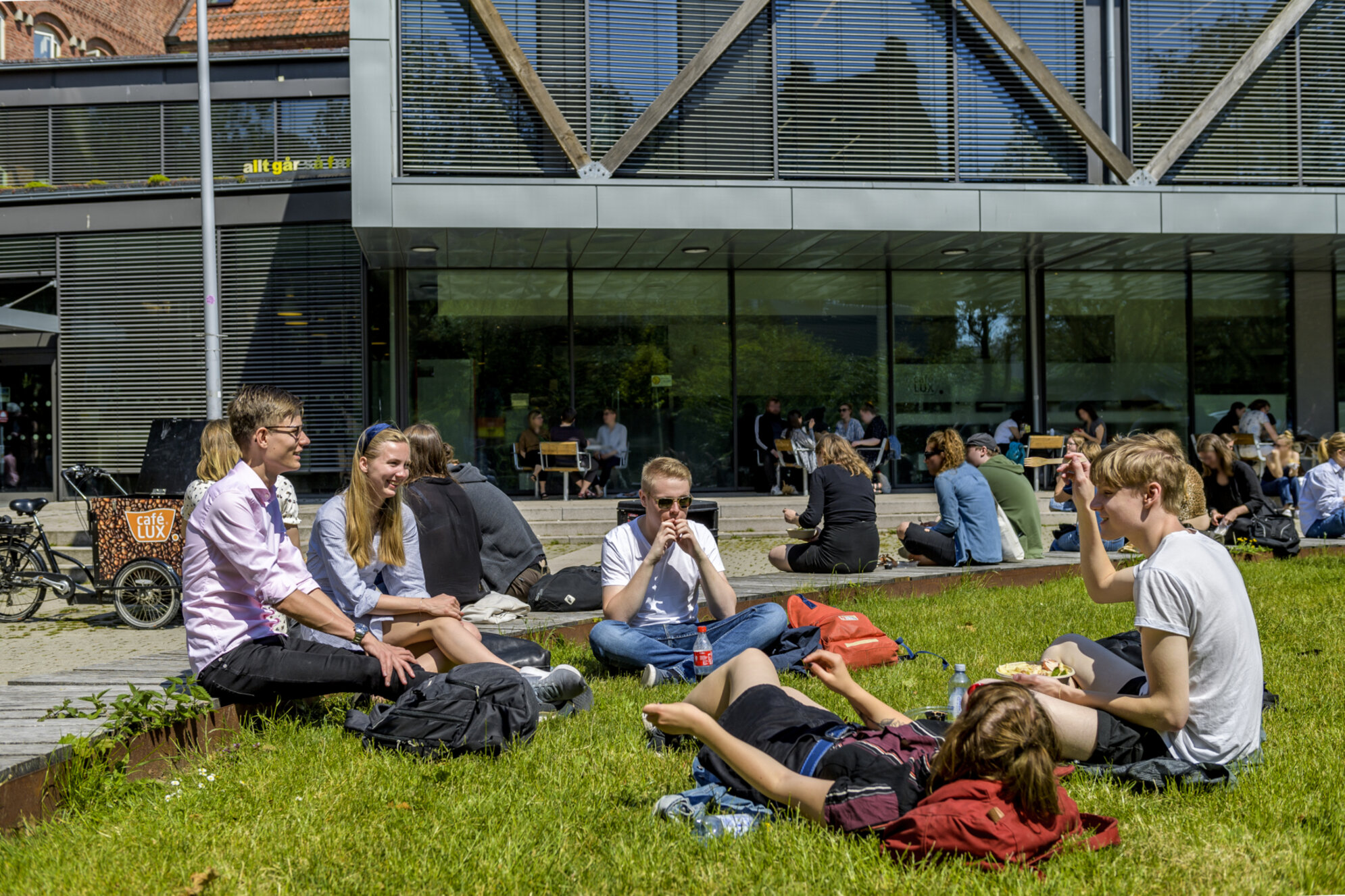 Studenter i gräset utanför LUX.