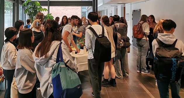 En grupp studenter fikar i lobbyn på SOL.